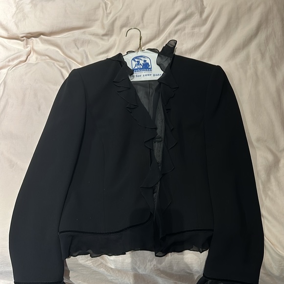 Women’s matching suit - skirt and blazer - Picture 2 of 3